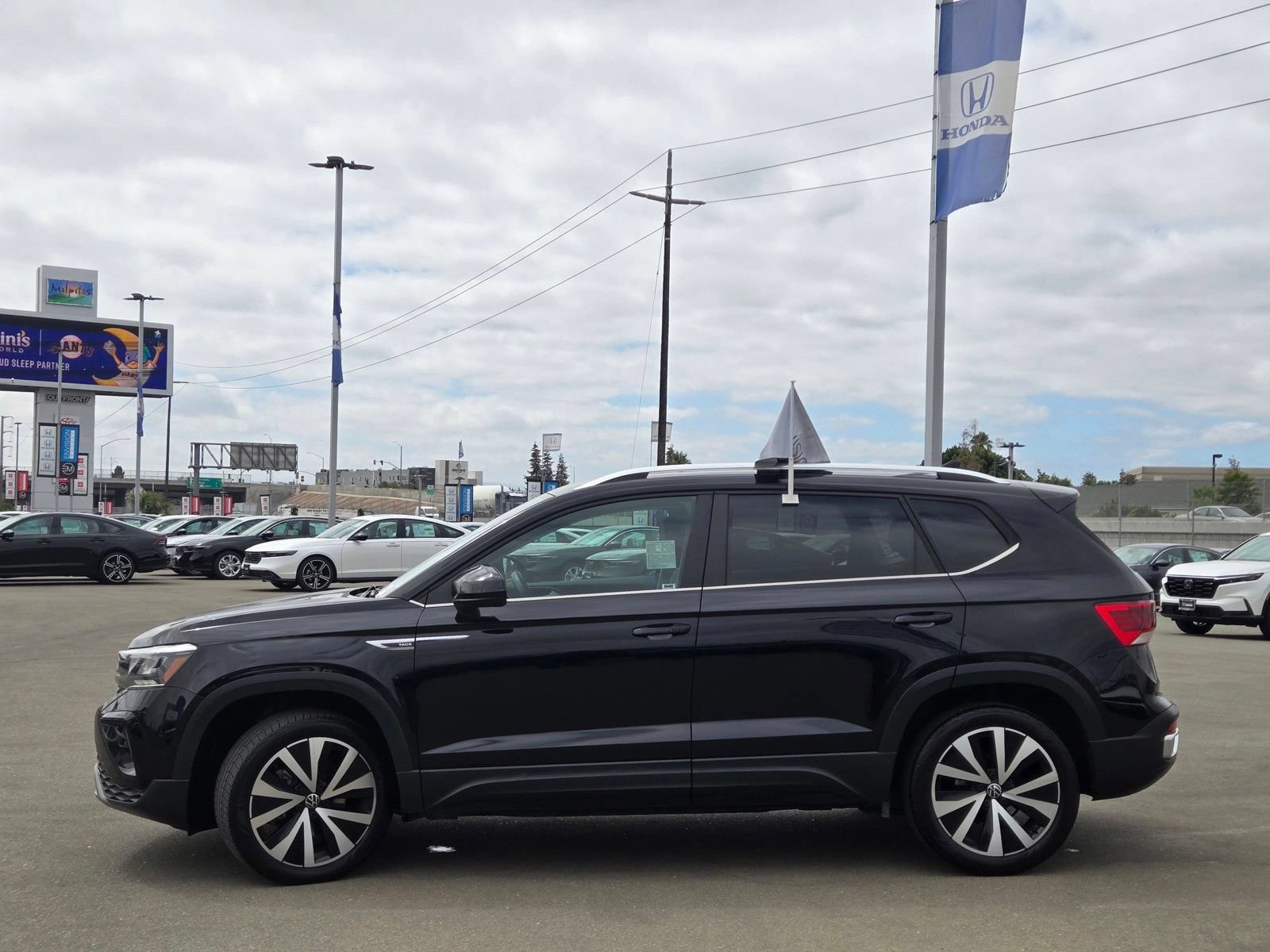 Used 2022 Volkswagen Taos SE FWD image 4