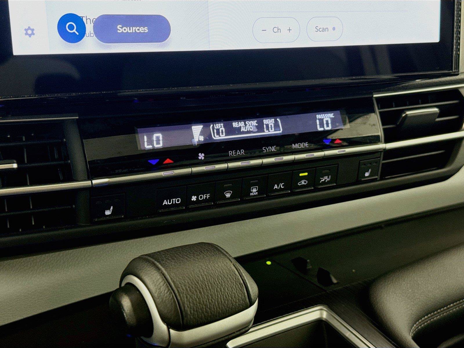 Certified 2025 Toyota Sienna XLE FWD image 26