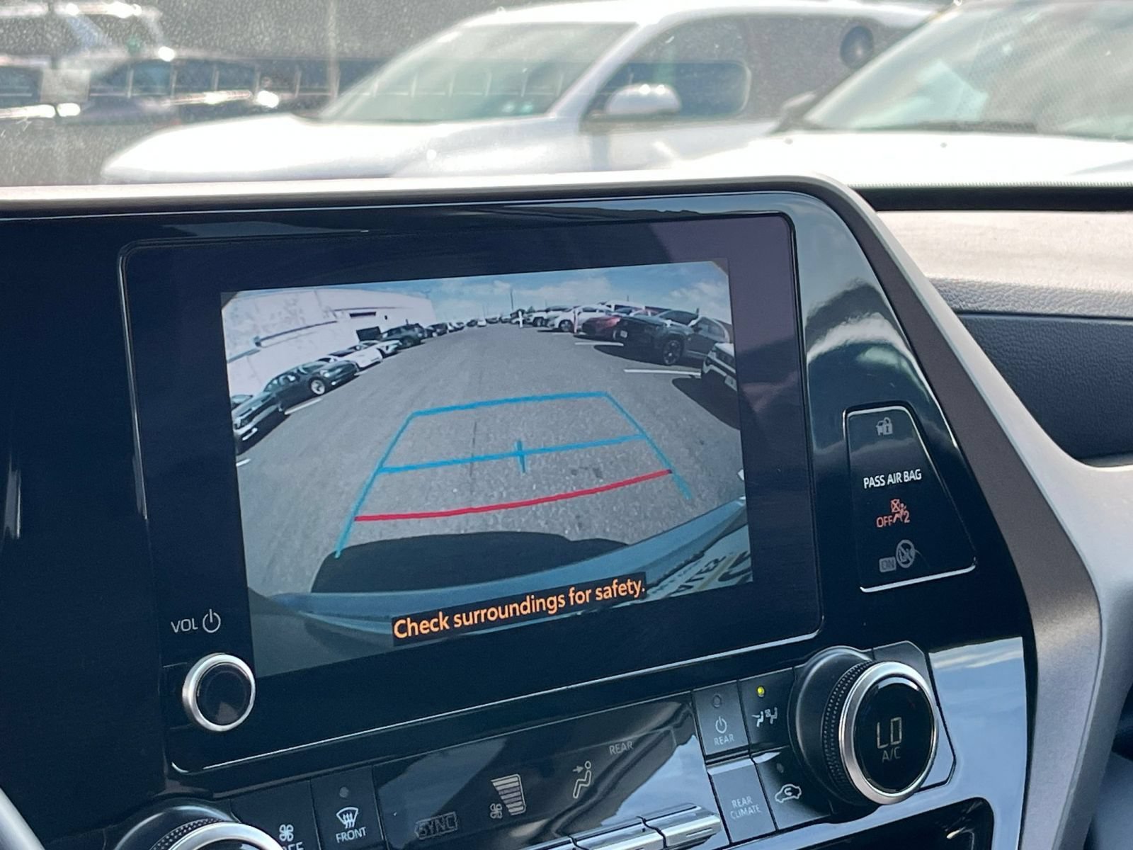 Used 2025 Toyota Highlander LE FWD image 26