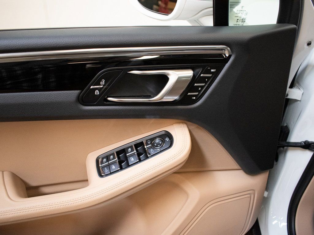 Certified 2025 Porsche Macan image 19