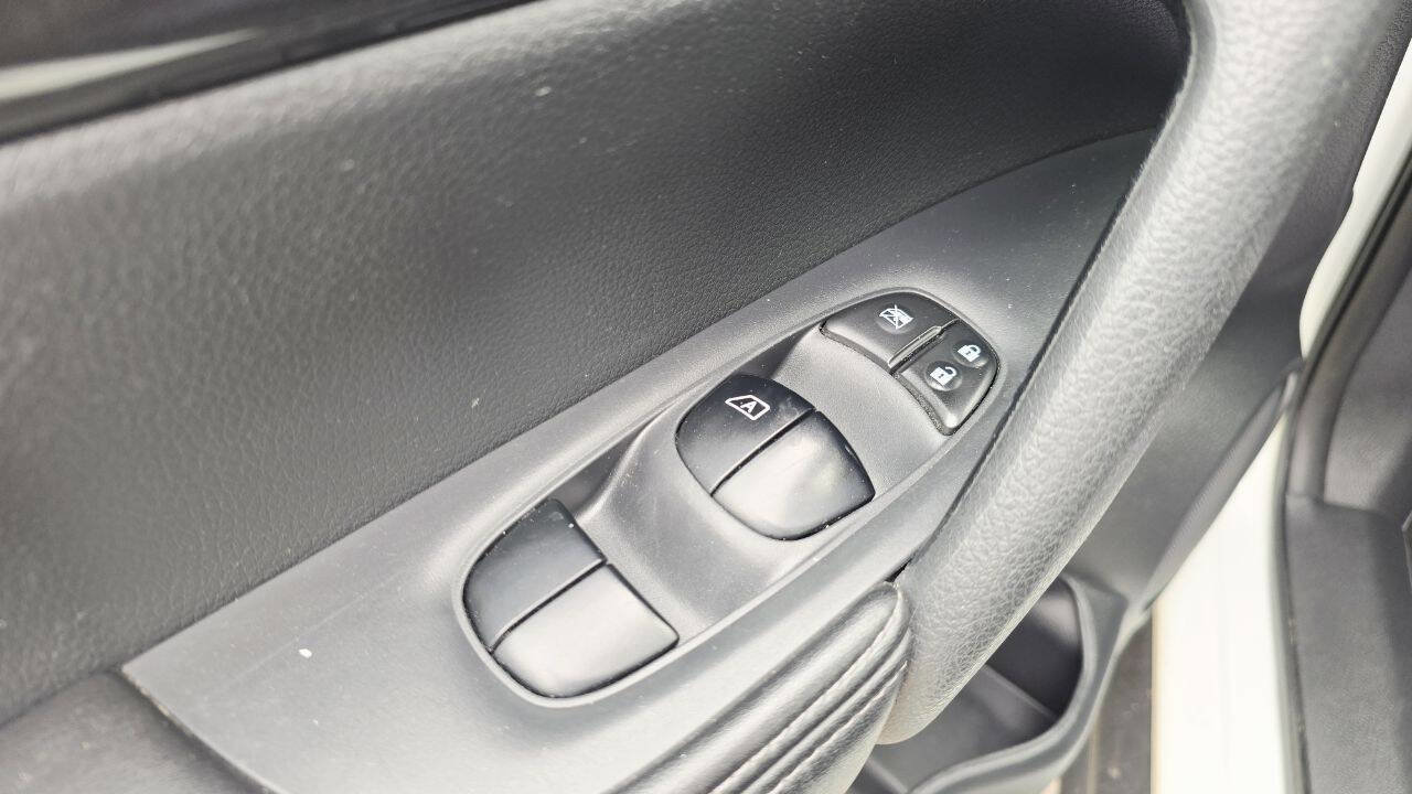 Used 2017 Nissan Rogue S image 23