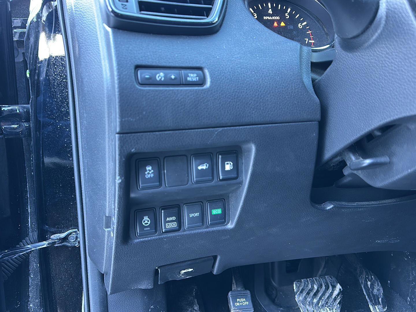 Used 2018 Nissan Rogue SV w/ Sun & Sound Touring Package image 10