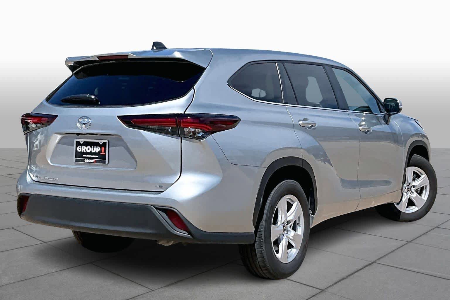 Used 2025 Toyota Highlander LE FWD image 13