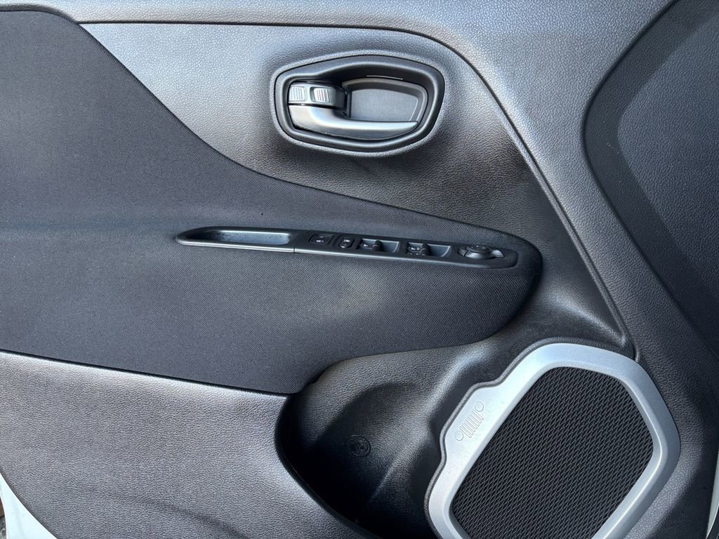 Used 2018 Jeep Renegade Latitude image 10