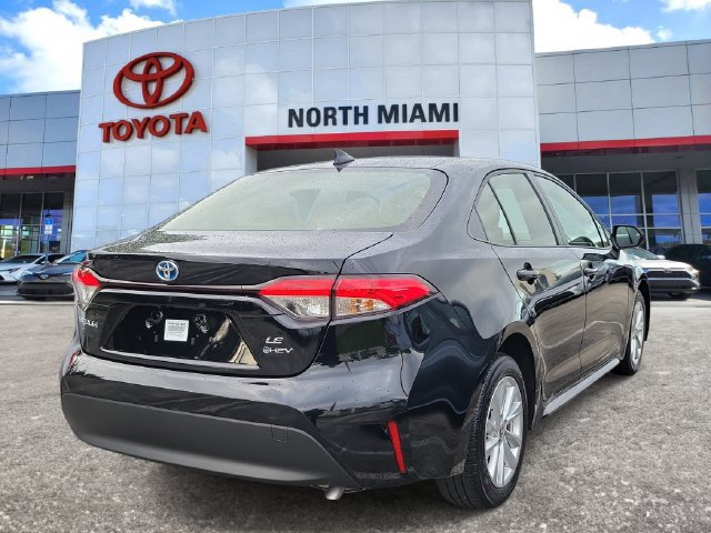Used 2025 Toyota Corolla LE w/ LE Premium Package FWD image 4