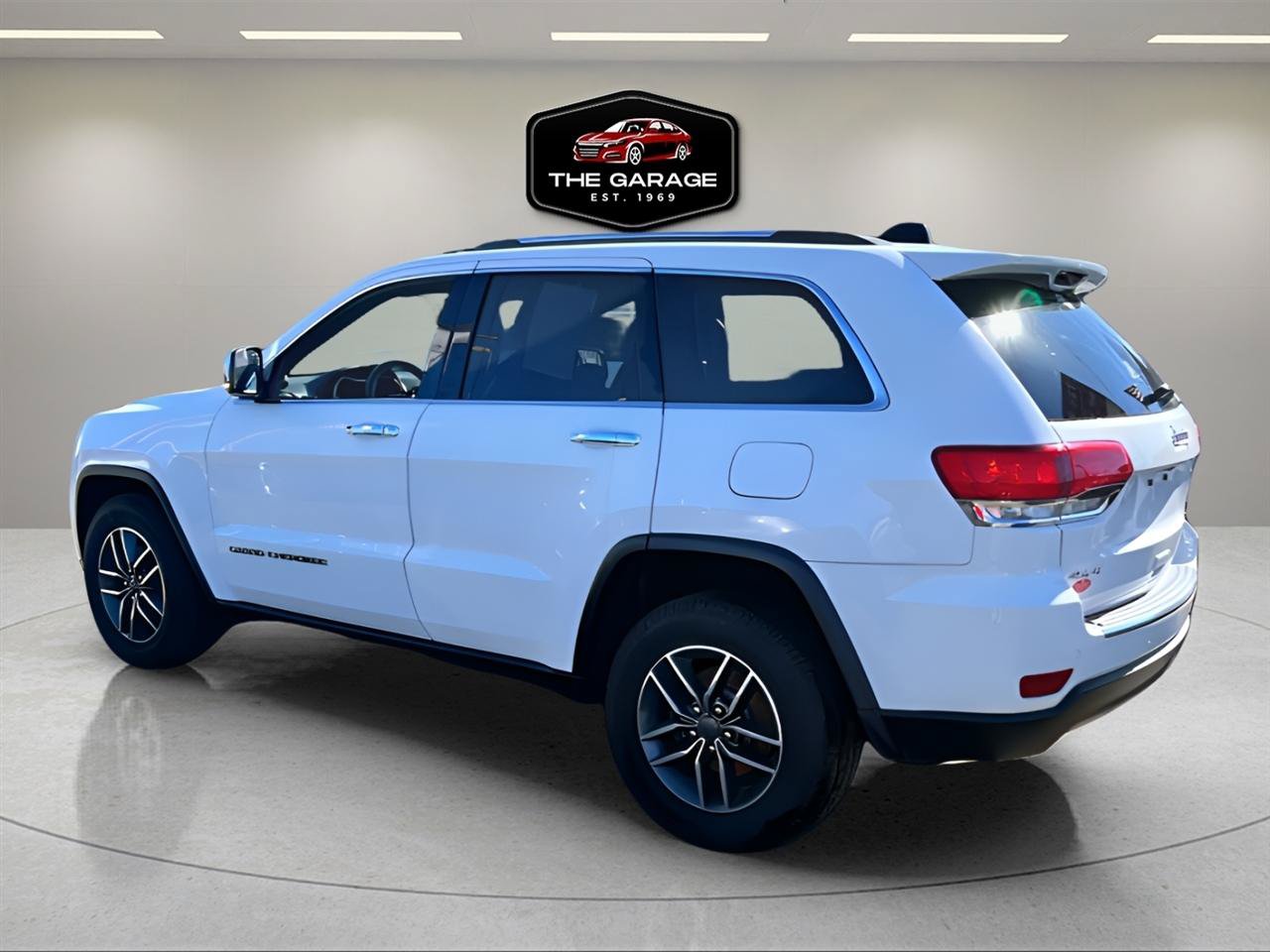 Used 2019 Jeep Grand Cherokee Limited AWD/4WD image 3