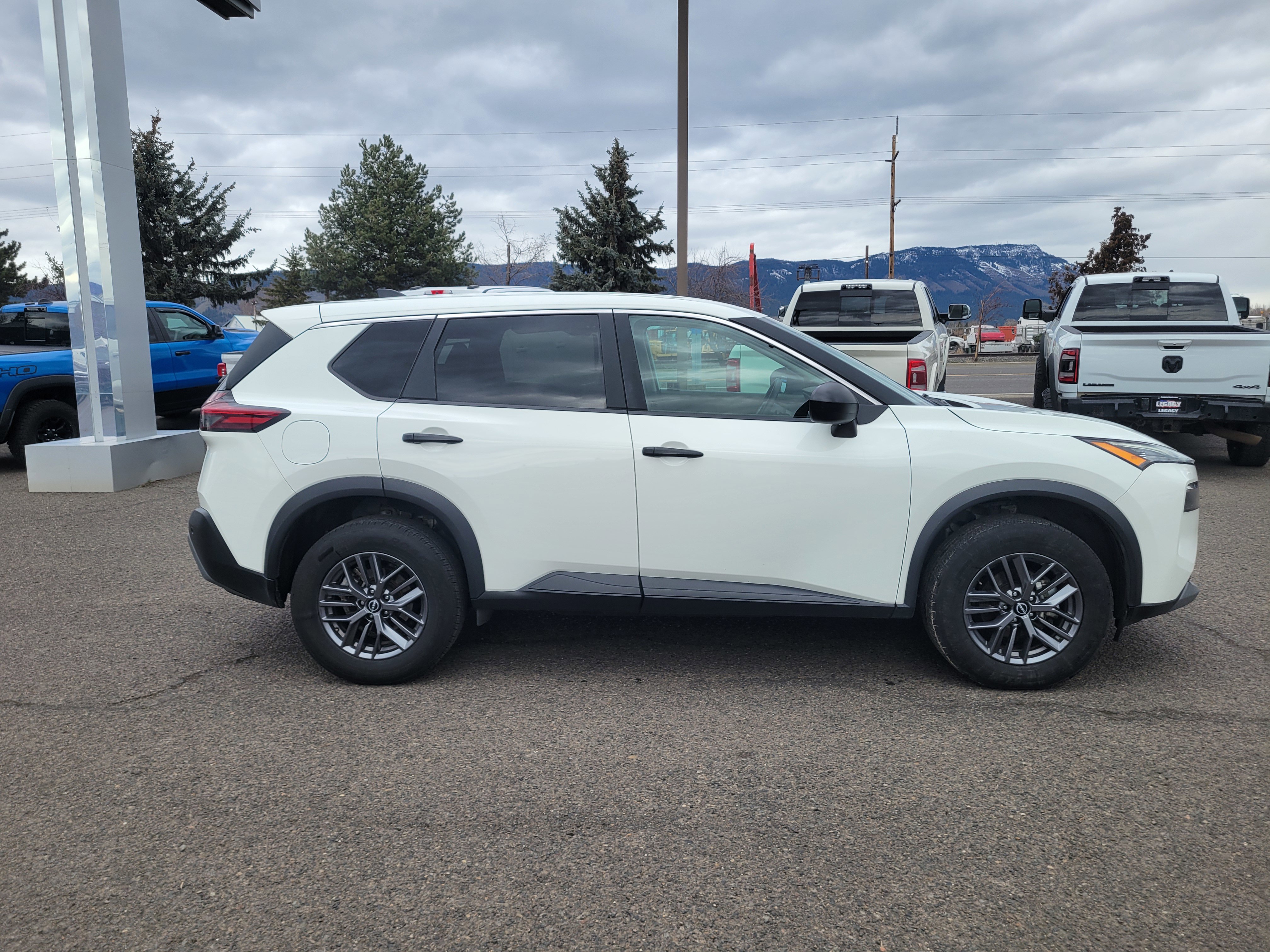 Used 2023 Nissan Rogue S AWD/4WD image 2