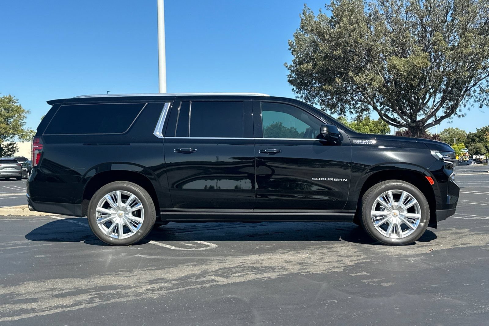 Used 2023 Chevrolet Suburban High Country AWD/4WD image 3