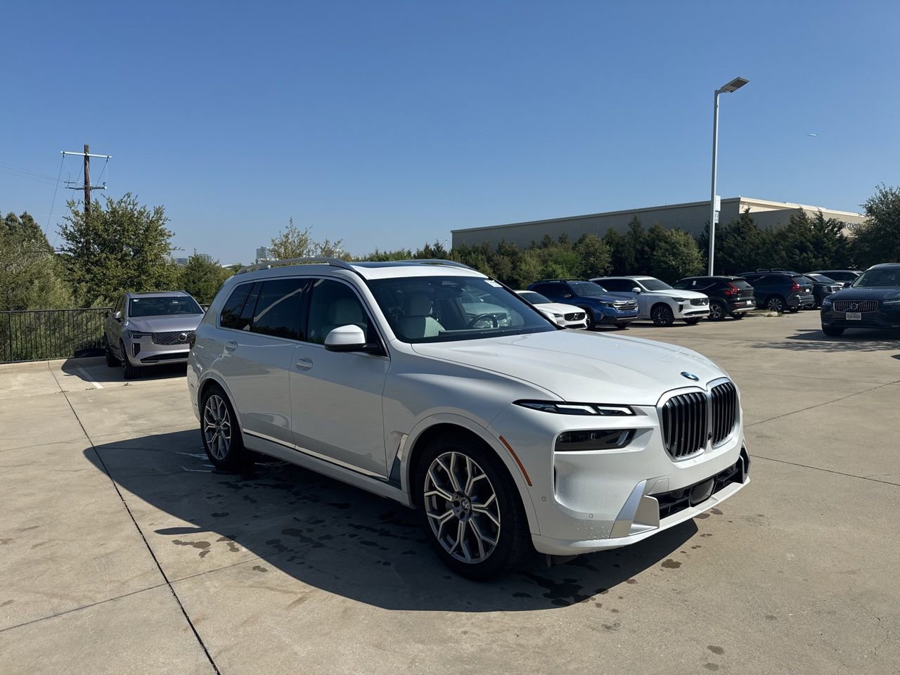 Used 2025 BMW X7 xDrive40i w/ Climate Comfort Package image 3
