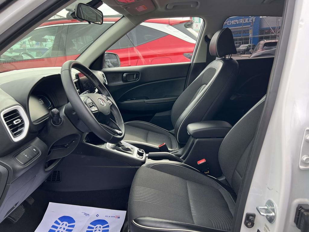 Certified 2023 Hyundai Venue Limited w/ Cargo Package image 18