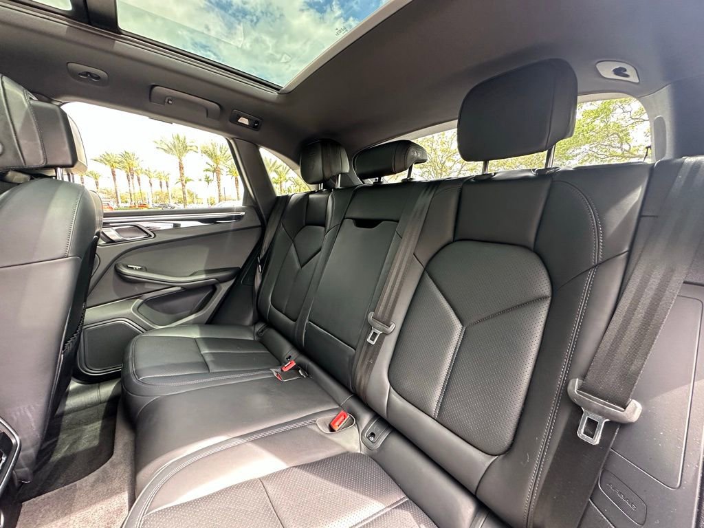 Certified 2023 Porsche Macan AWD/4WD image 36