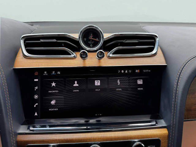 Used 2023 Bentley Bentayga Extended Wheelbase image 37