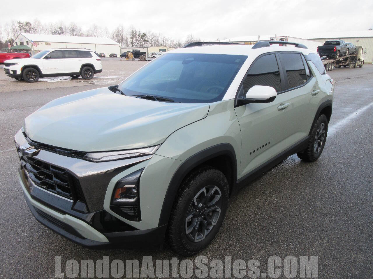 Used 2025 Chevrolet Equinox ACTIV FWD image 2