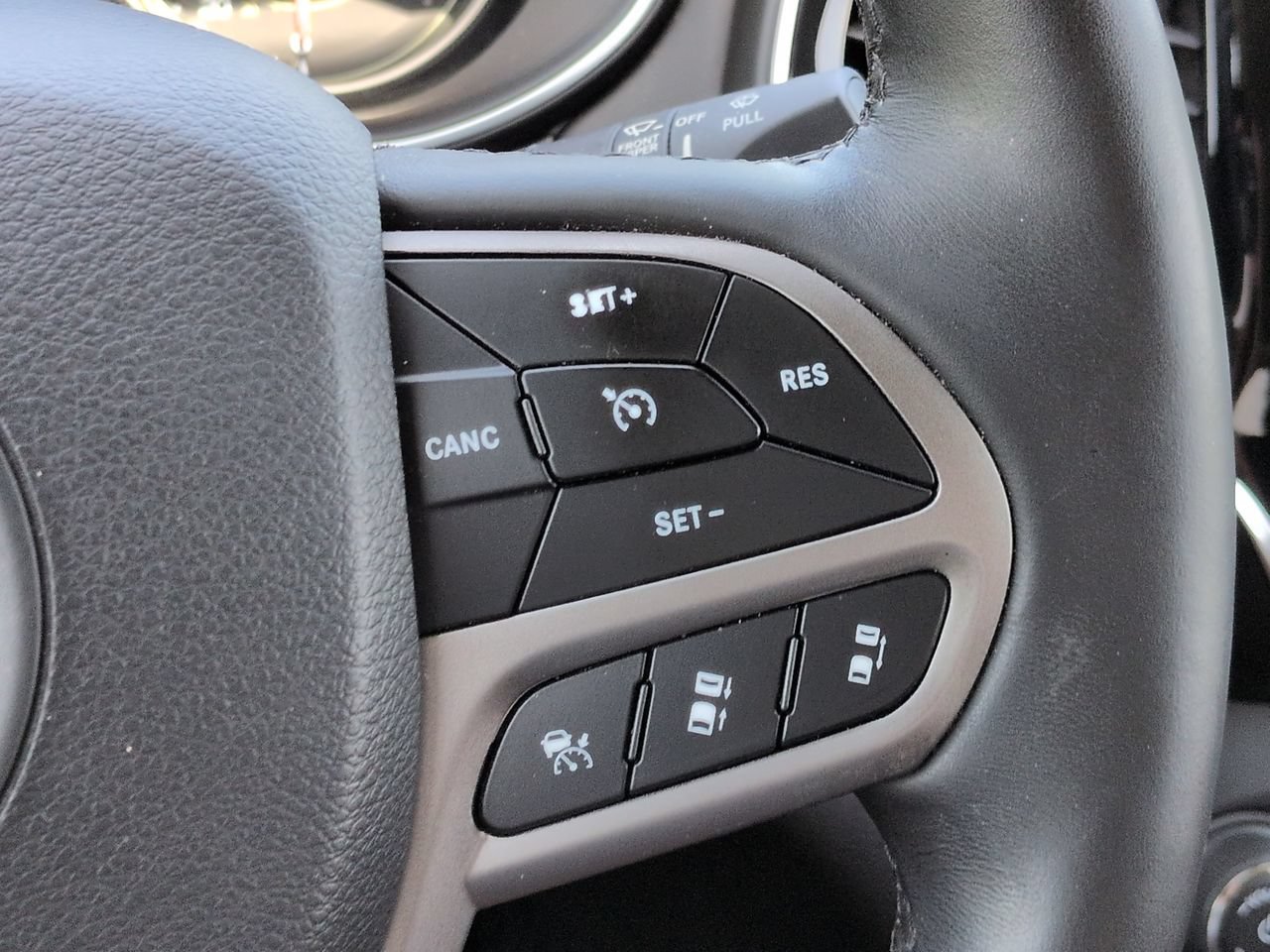 Used 2019 Jeep Cherokee Overland w/ Technology Group FWD image 27
