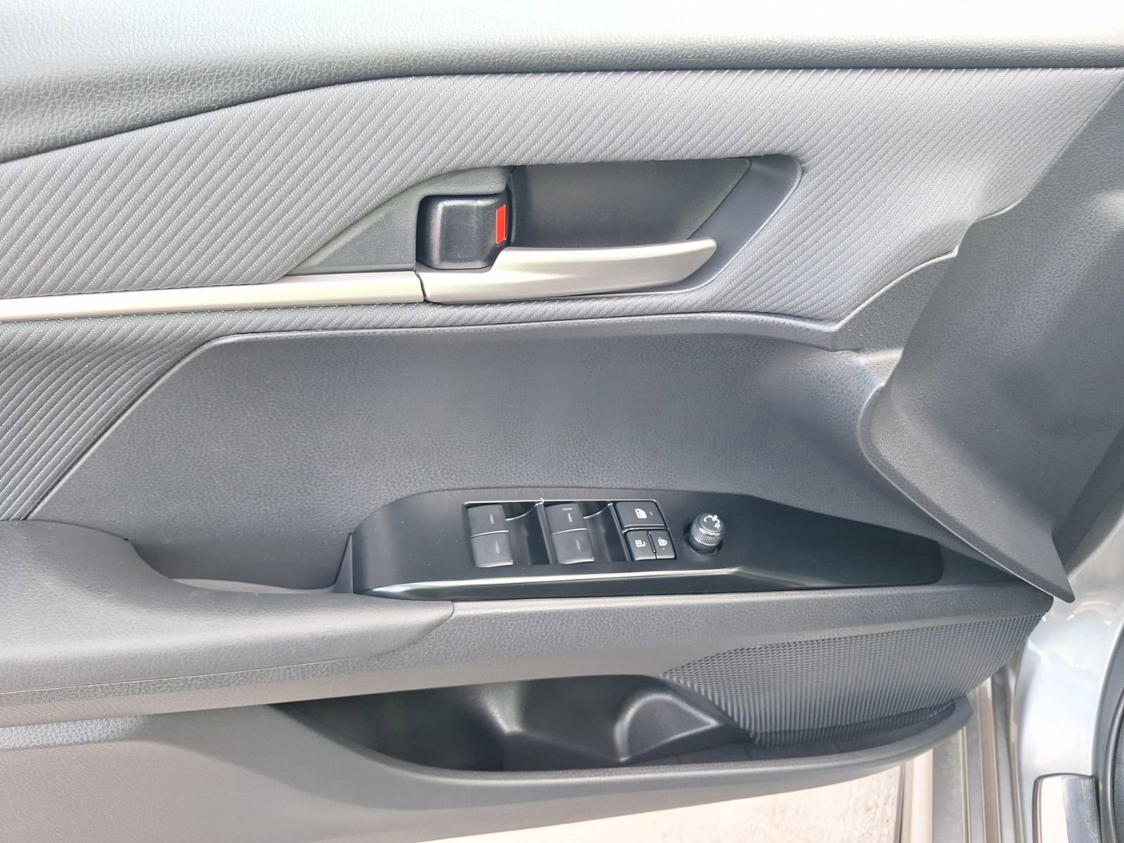 Used 2025 Toyota Camry SE w/ Convenience Package image 17