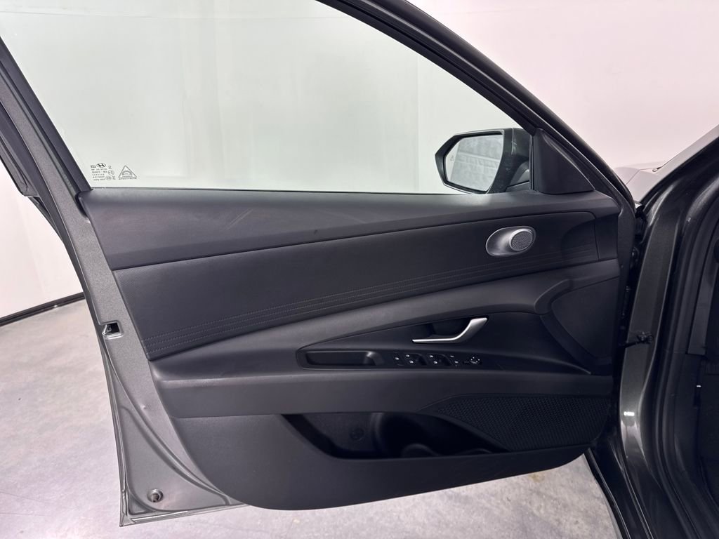 Certified 2025 Hyundai Elantra SE image 10