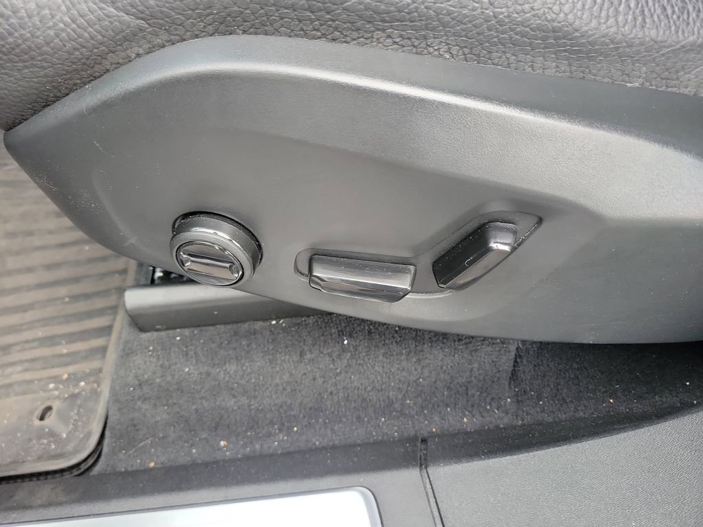 Used 2024 Volvo XC90 B5 Plus w/ Protection Package Premier image 17