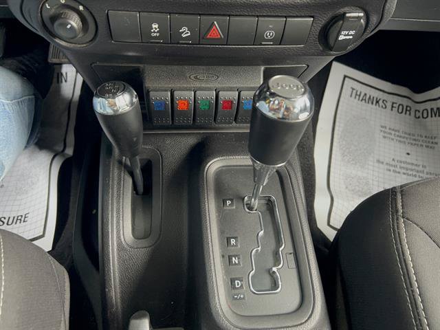 Used 2015 Jeep Wrangler Unlimited Sahara w/ Connectivity Group AWD/4WD image 20