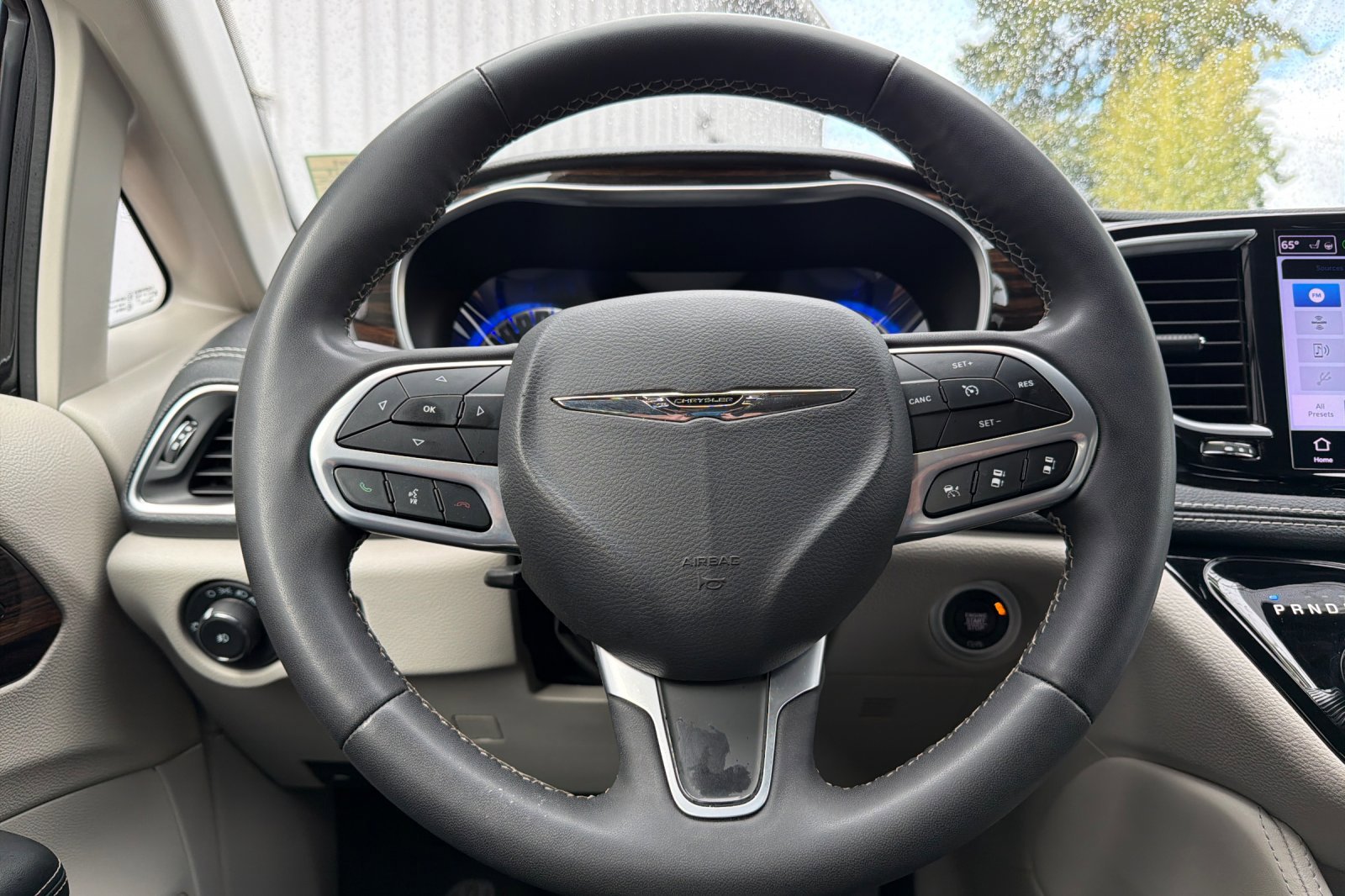 Used 2023 Chrysler Pacifica Limited image 25