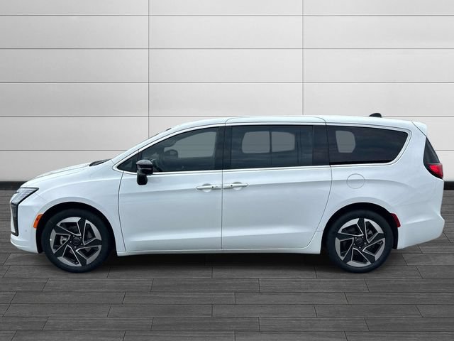 New 2027 Chrysler Pacifica Limited FWD image 6