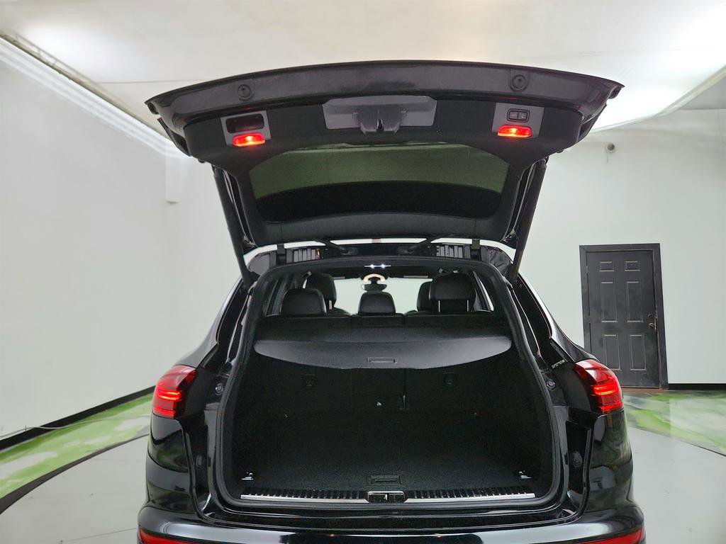 Used 2017 Porsche Cayenne Platinum Edition image 33