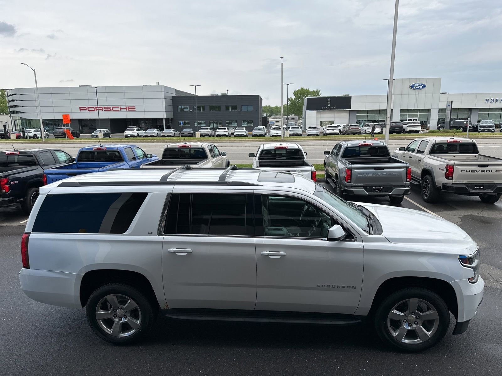 Used 2018 Chevrolet Suburban LT AWD/4WD image 4