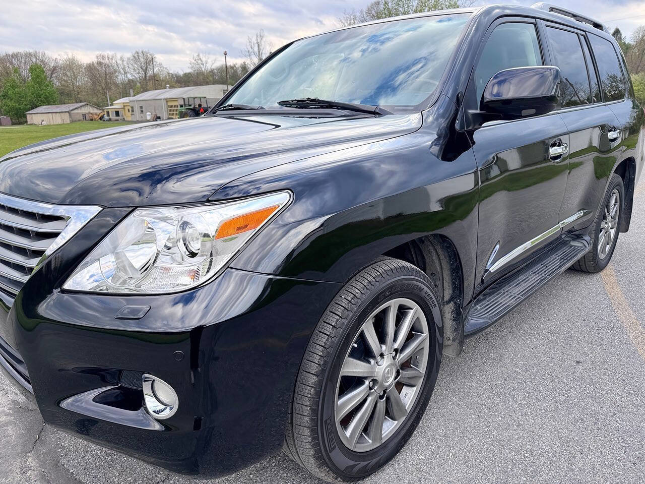 Used 2011 Lexus LX 570 4WD w/ Luxury Pkg image 3