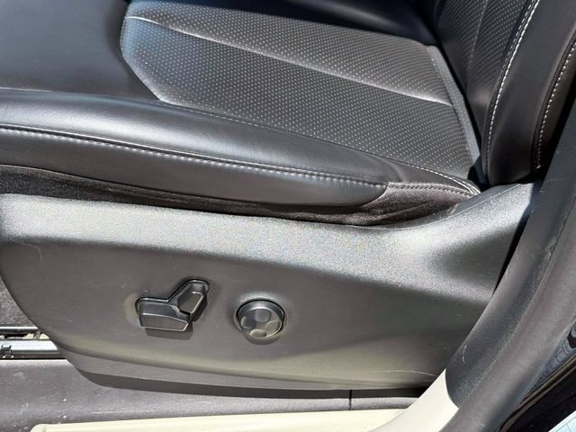 Used 2023 Chrysler Pacifica Touring-L FWD image 16