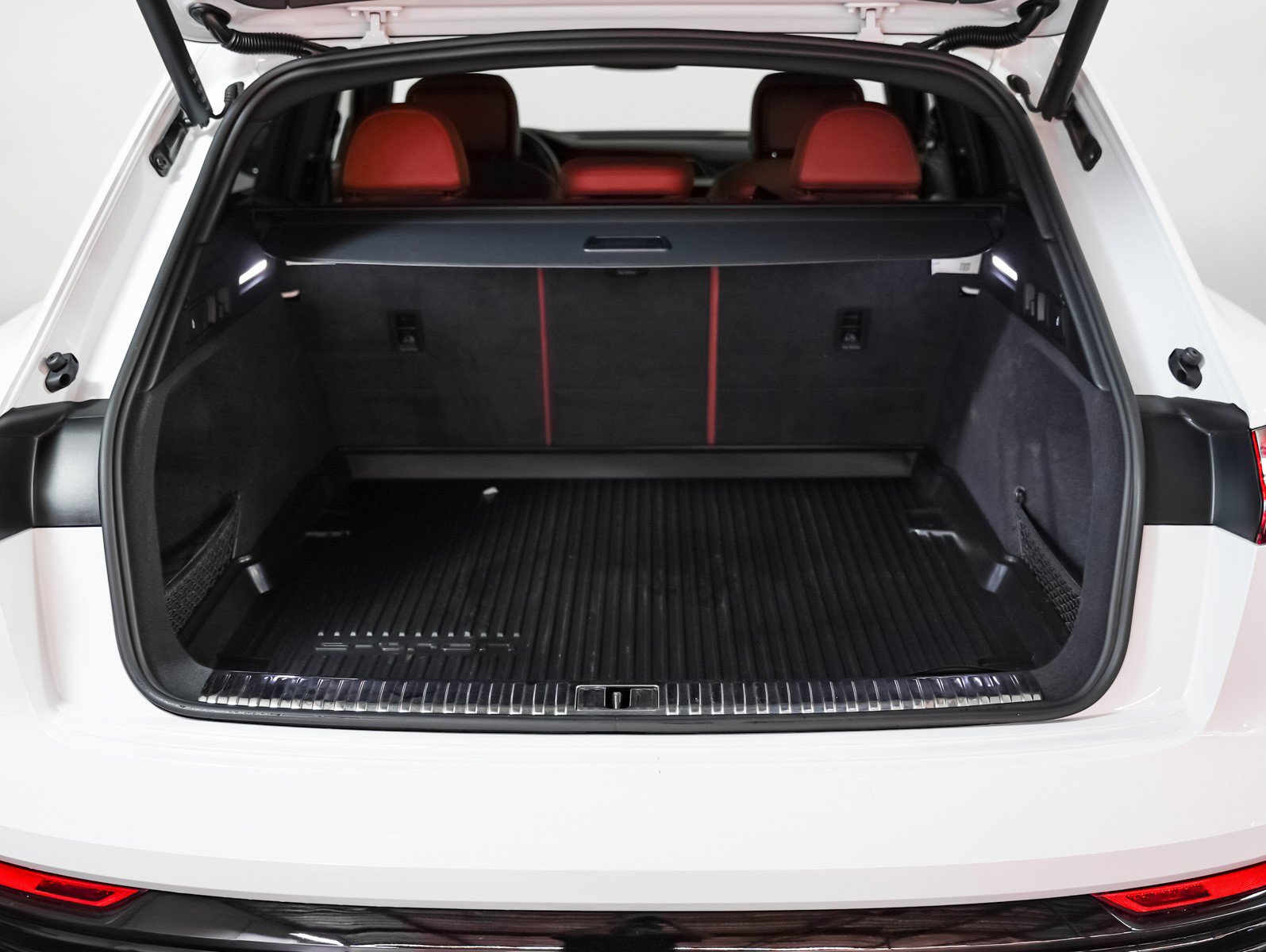 Used 2024 Audi Q8 e-tron Premium Plus image 11