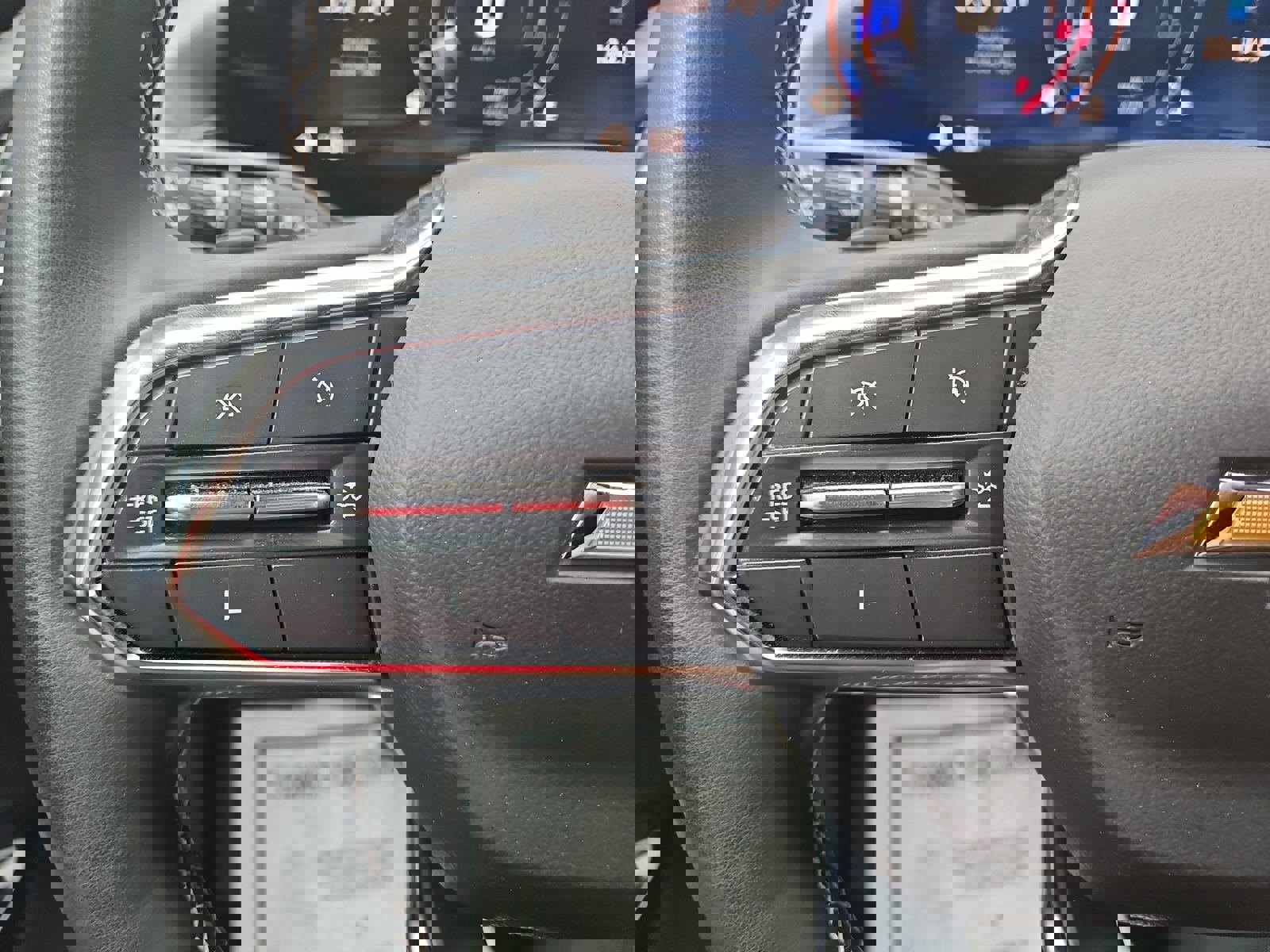 Used 2025 Chevrolet Traverse LT image 13