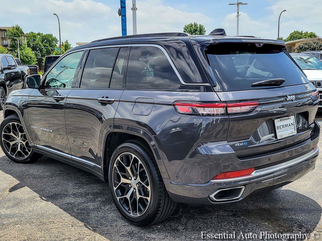 Used 2024 Jeep Grand Cherokee Summit AWD/4WD image 9
