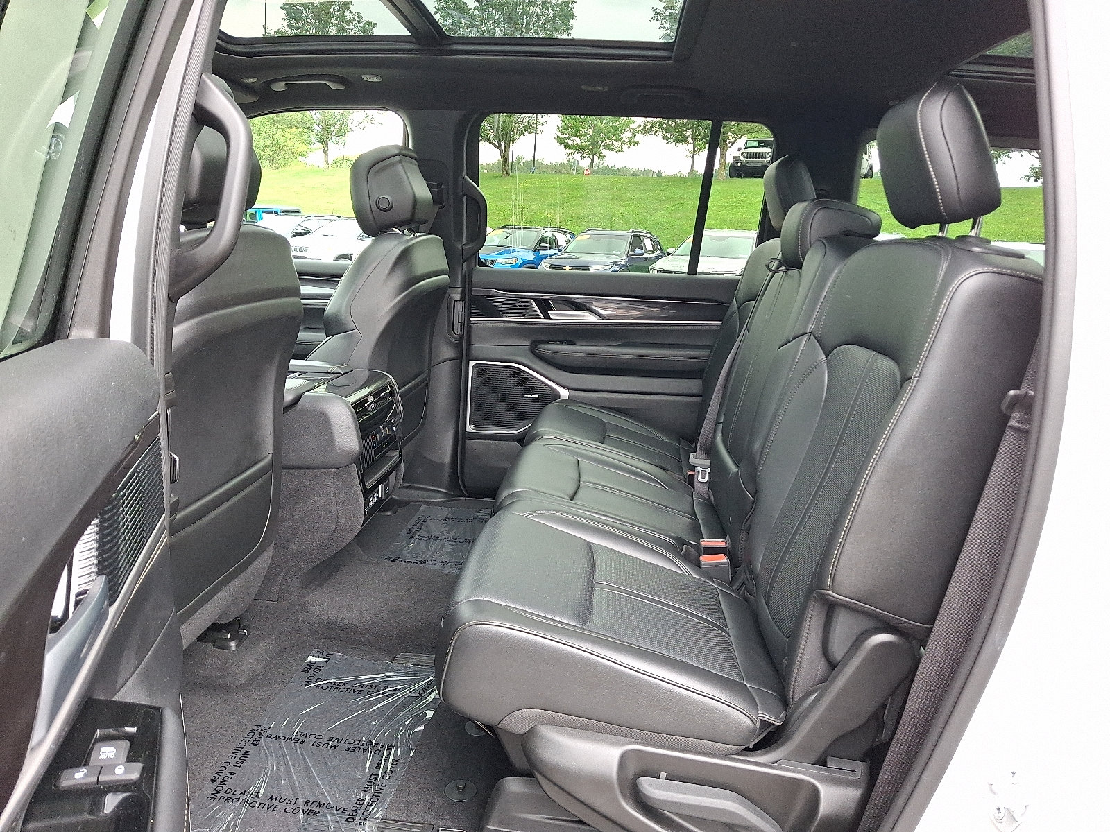 Certified 2024 Jeep Wagoneer 4WD w/ Premium Group I image 10