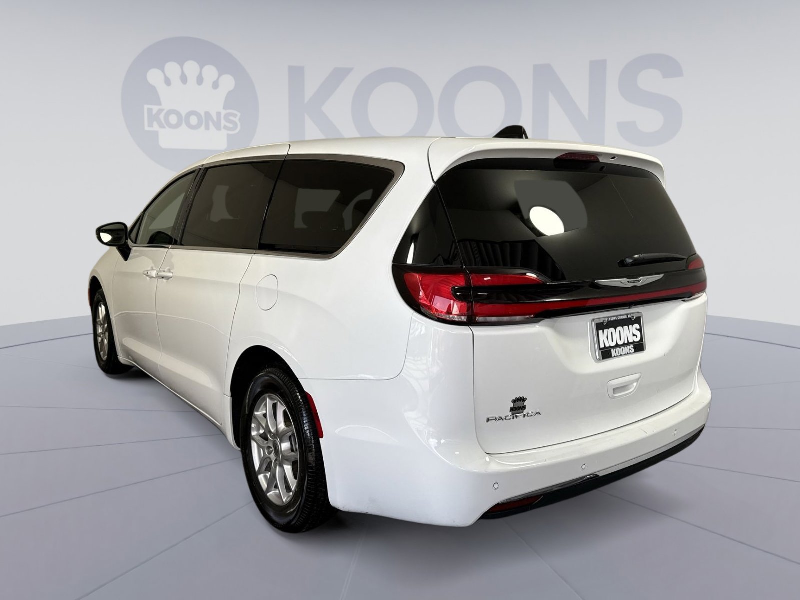 Used 2025 Chrysler Pacifica Select image 4