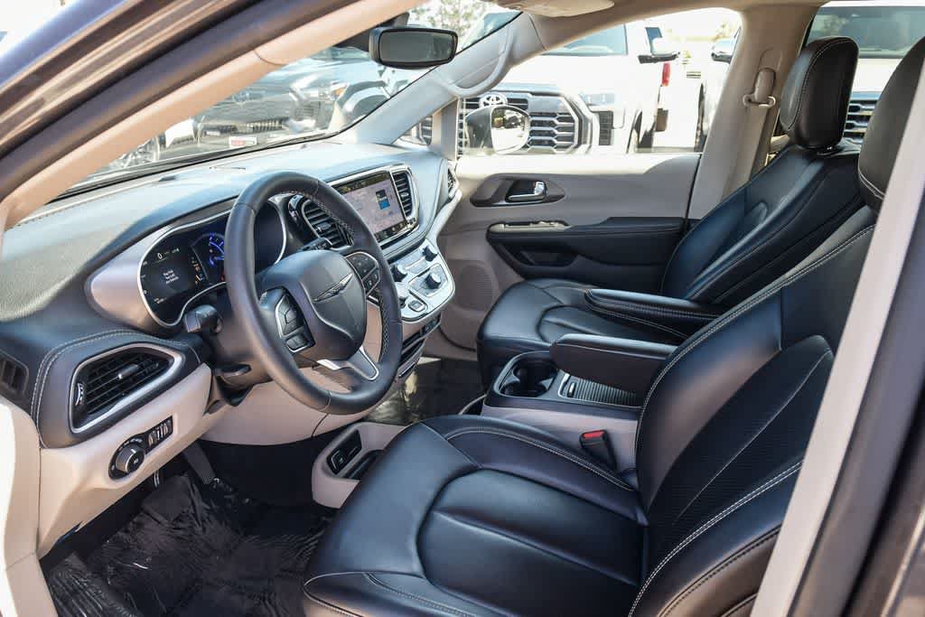 Used 2023 Chrysler Pacifica Touring-L FWD image 16