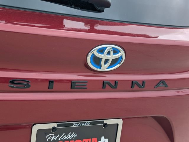 Used 2022 Toyota Sienna XSE image 9