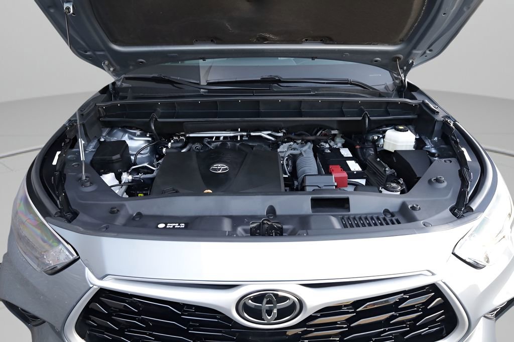 Used 2022 Toyota Highlander XLE w/ Protection Package #3 (TMS) AWD/4WD image 9