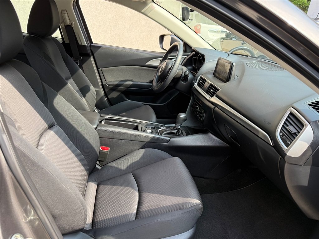 Used 2017 MAZDA MAZDA3 Sport FWD image 4