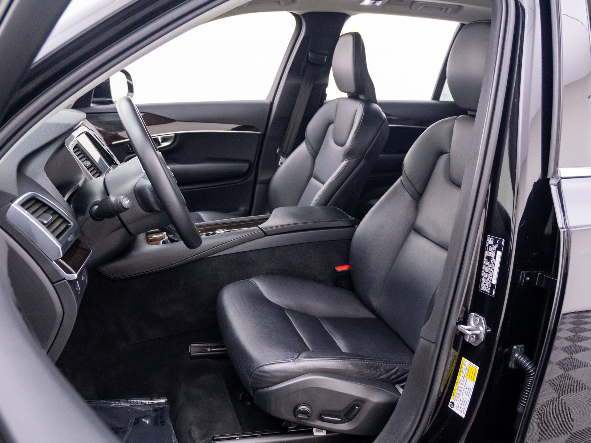 Used 2019 Volvo XC90 T5 Momentum w/ Multimedia Package AWD/4WD image 16