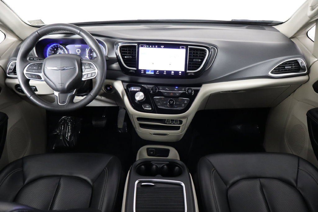 Used 2023 Chrysler Pacifica Touring-L FWD image 13