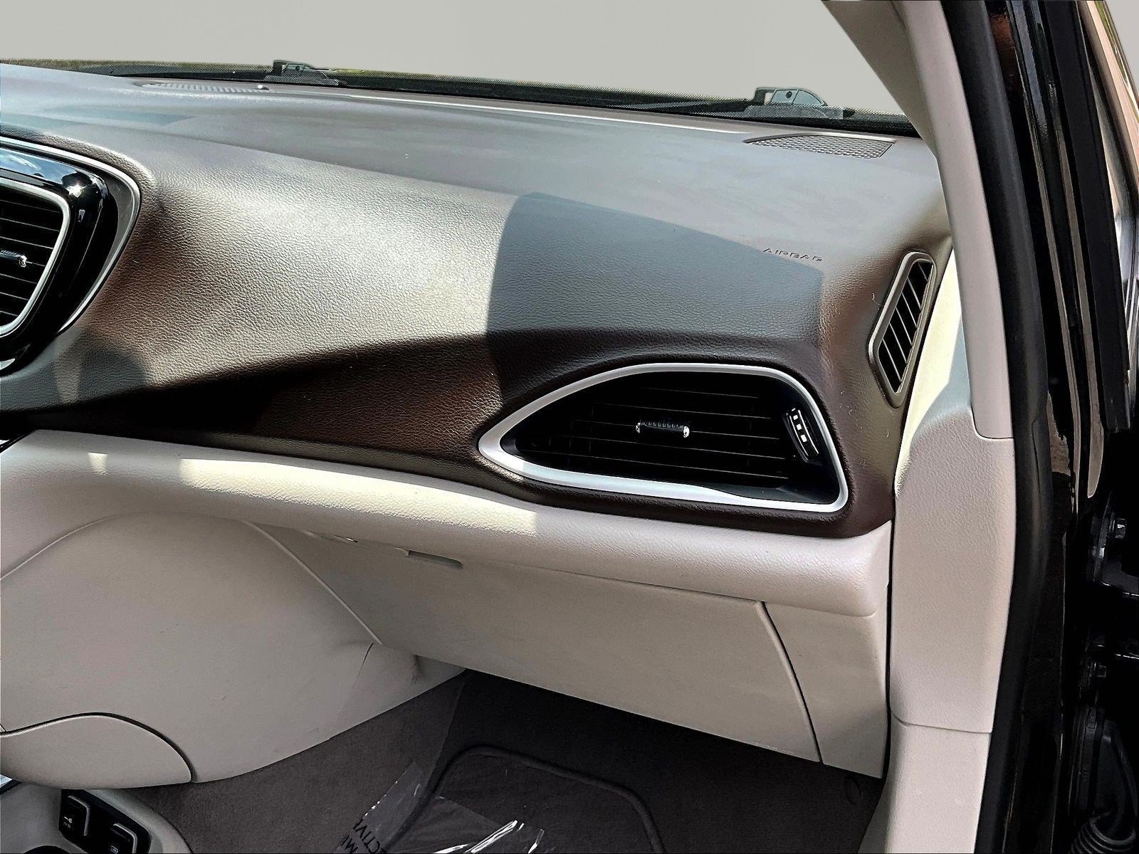 Used 2017 Chrysler Pacifica Touring-L FWD image 26
