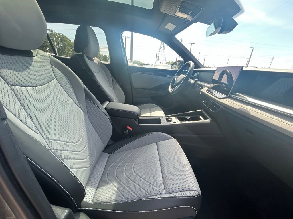 Certified 2025 Volkswagen Tiguan SE R-Line AWD/4WD image 38