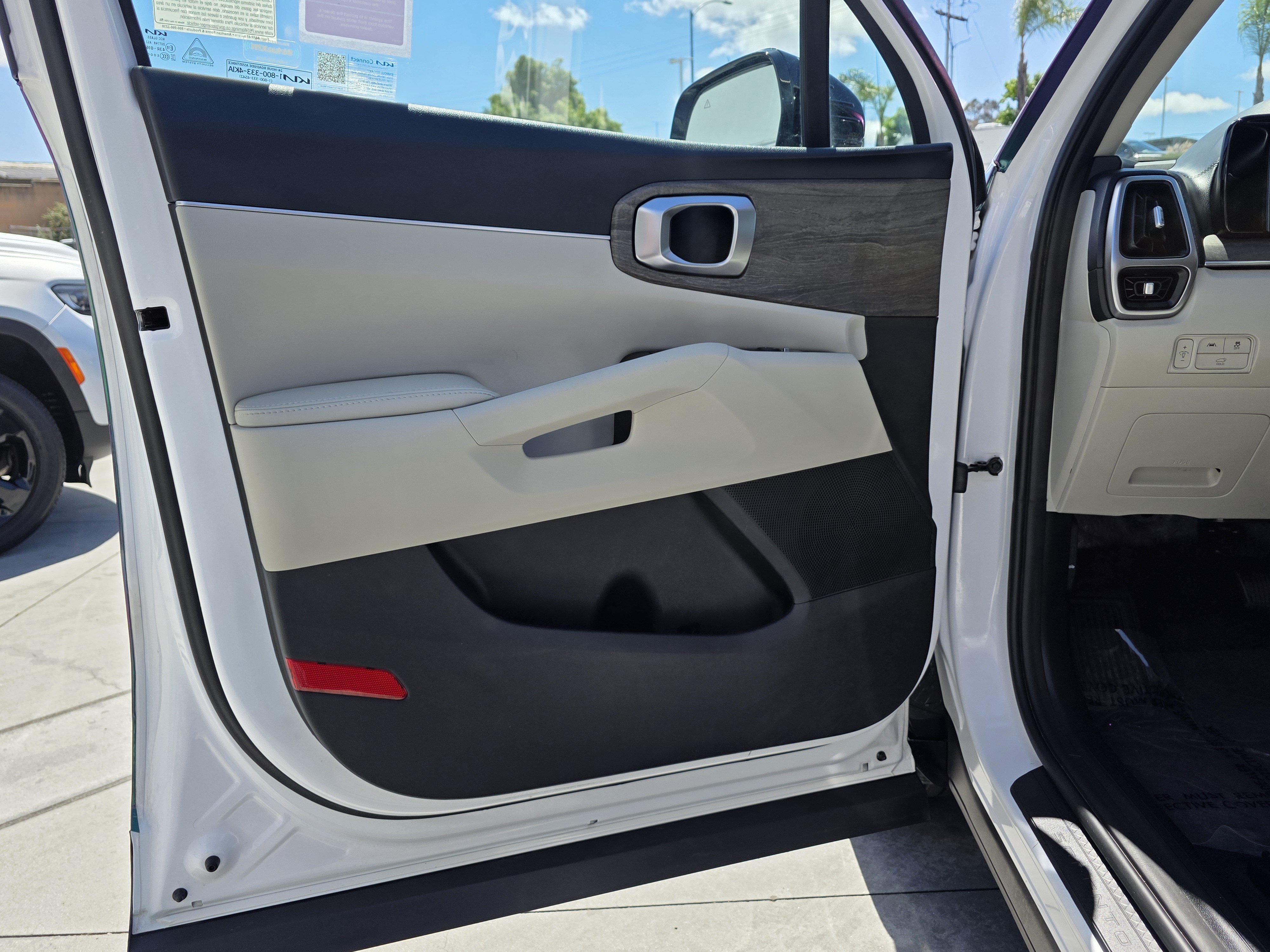 Used 2022 Kia Sorento EX w/ Panoramic Sunroof Package FWD image 11