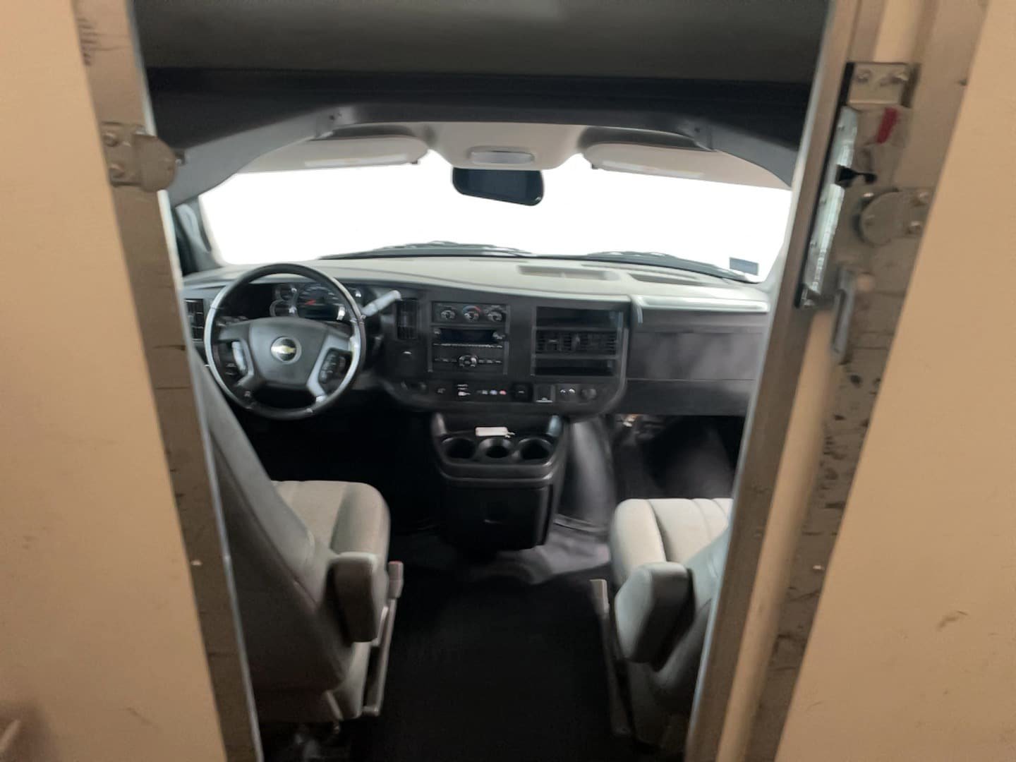 Used 2022 Chevrolet Express 4500 w/ Power Convenience Package RWD image 17