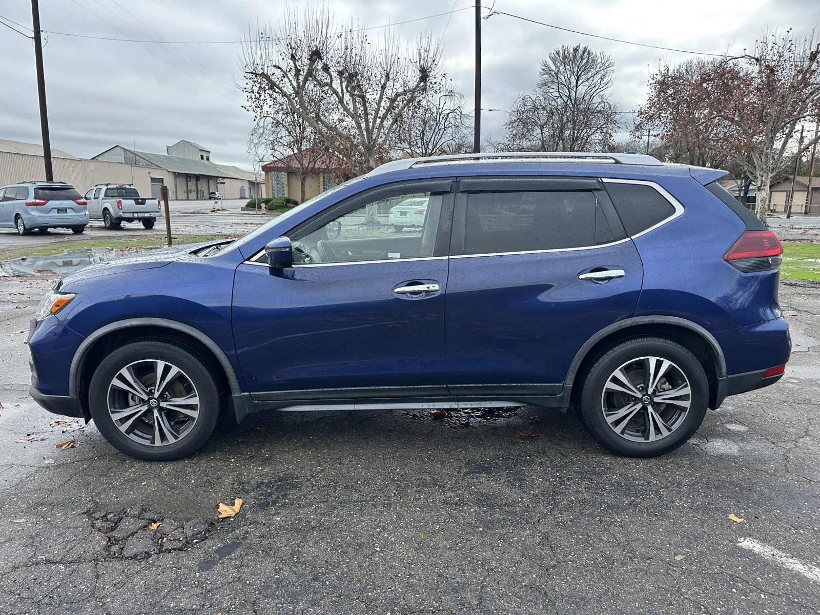 Used 2019 Nissan Rogue SV w/ Premium Package image 2