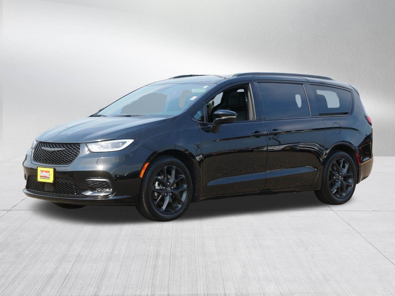 Used 2025 Chrysler Pacifica Limited FWD image 3
