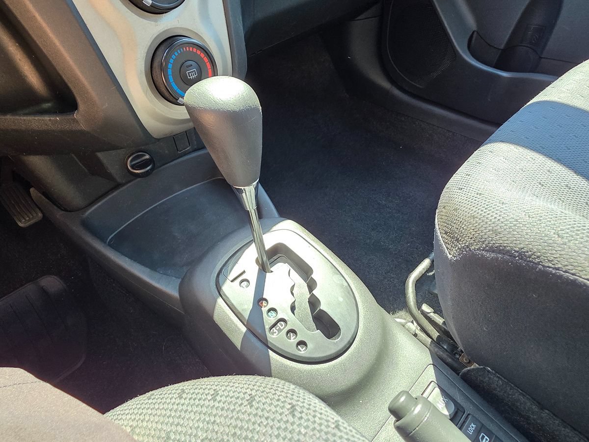 Used 2010 Toyota Yaris 4-Door Hatchback FWD image 32