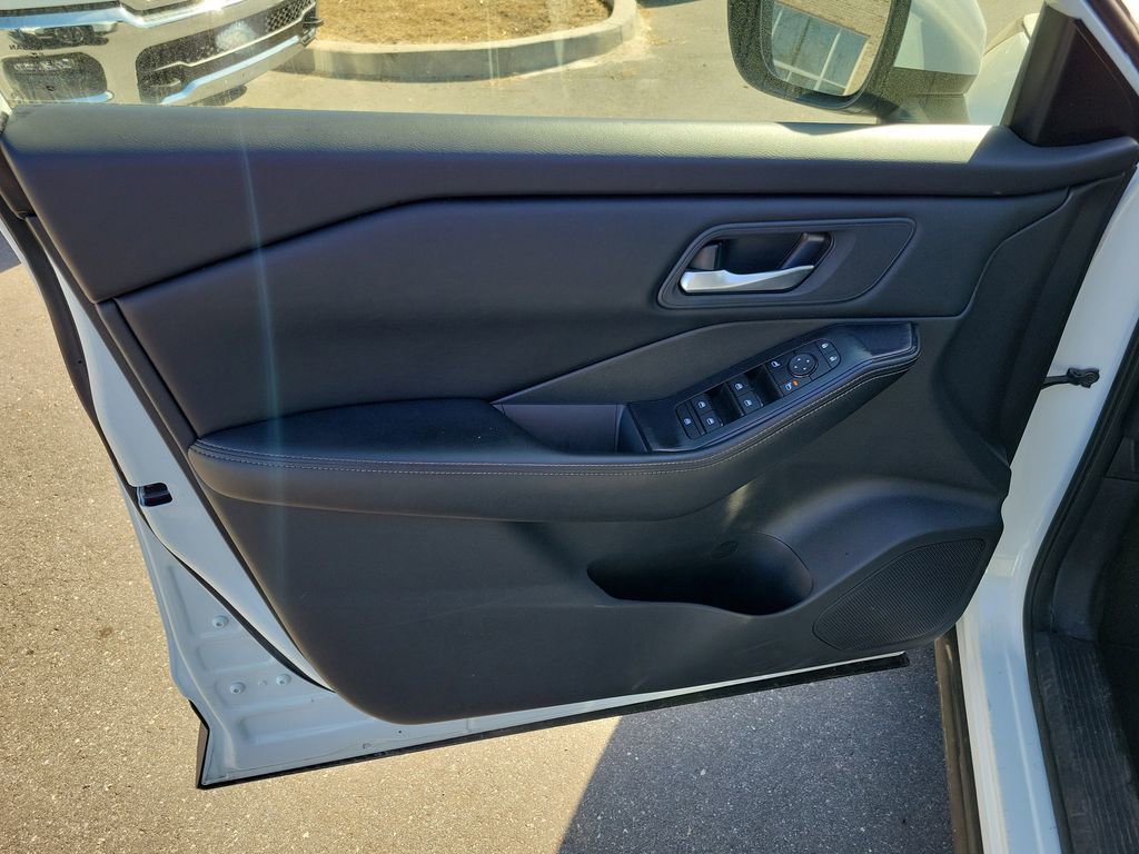 Used 2024 Nissan Rogue SV image 12