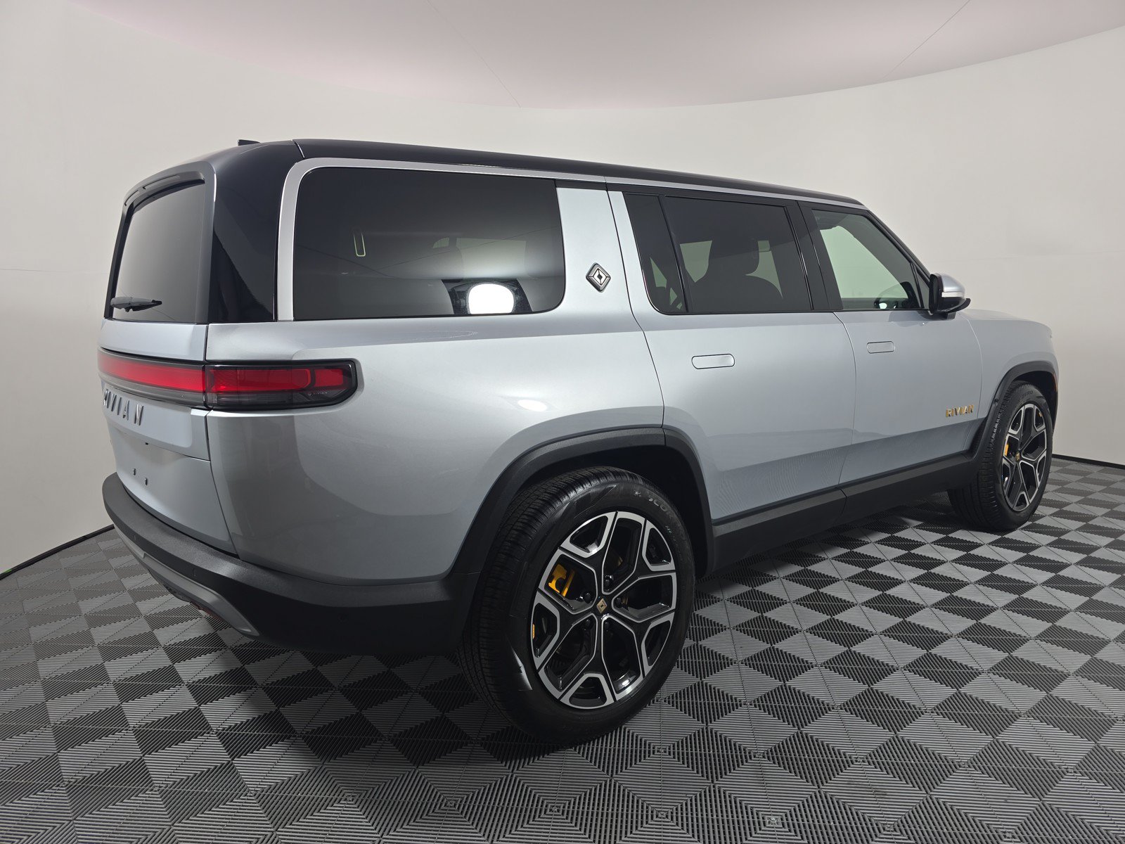 Used 2024 Rivian R1S Adventure AWD/4WD image 5
