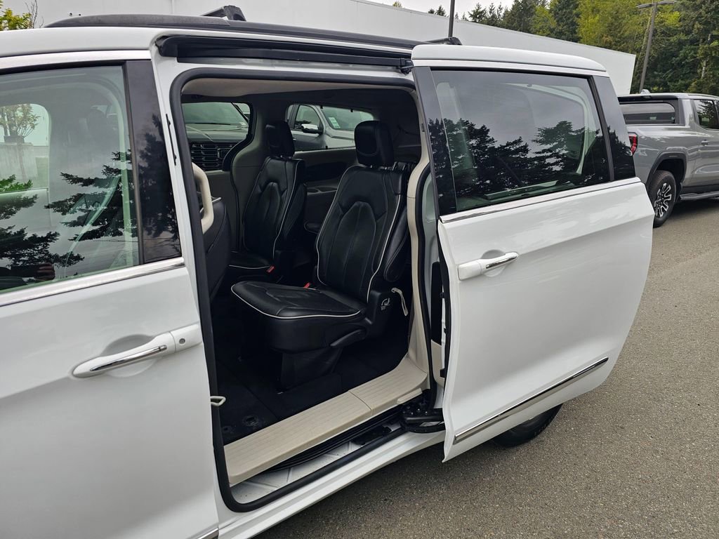 Used 2023 Chrysler Pacifica Limited FWD image 17