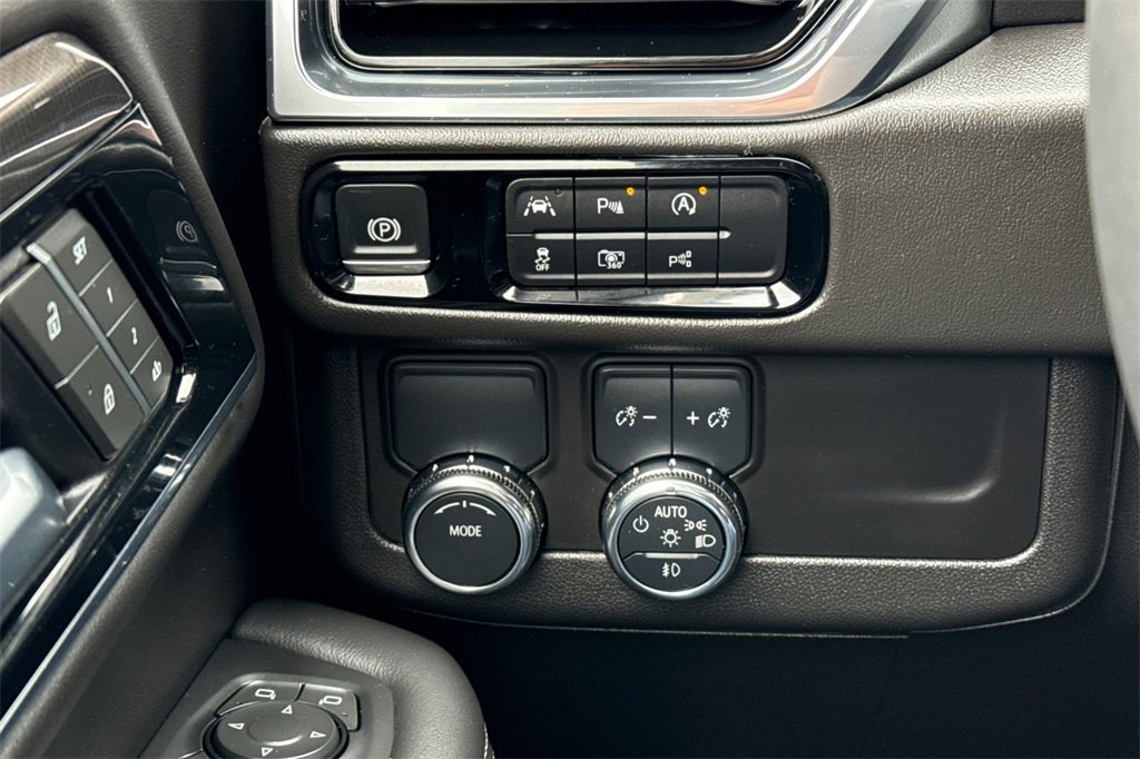 Used 2025 GMC Yukon Elevation image 38